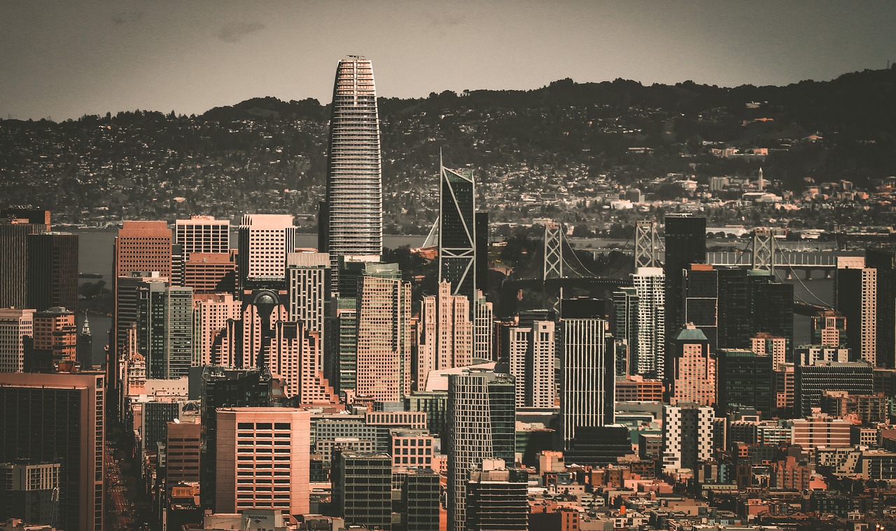 国脚中场精准传球，撕开对手防线