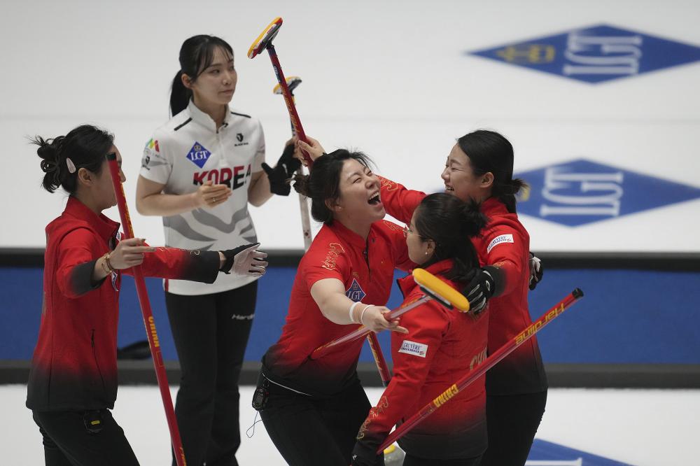 罗体：那不勒斯暂停引进左边锋，搁置了对斯特林和格10的联系